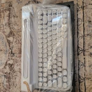 White Vintage-Inspired bluetooth Keyboard